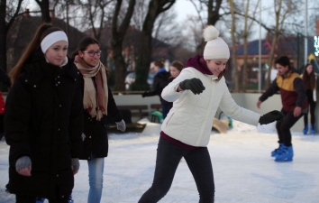 Egy-két hét, és zár a jégpálya – 16. kép