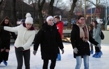 Egy-két hét, és zár a jégpálya – 24. kép