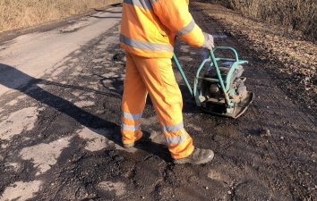 Zajlik kátyúzás a kuncsorba úton – 5. kép