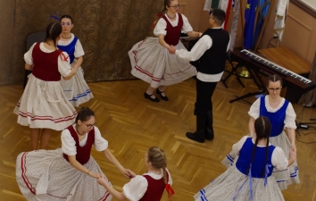 Madarász Katalin köszöntésének, illetve magyar kultúra napja képbeszámolójának második része, azaz a második csapat fotó. – 40. kép