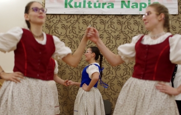 Madarász Katalin köszöntésének, illetve magyar kultúra napja képbeszámolójának második része, azaz a második csapat fotó. – 44. kép