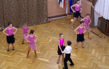 Képbeszámoló: KVAMI Társastánc Tanszak félévi gálája (második csapat fotó) – 27. kép