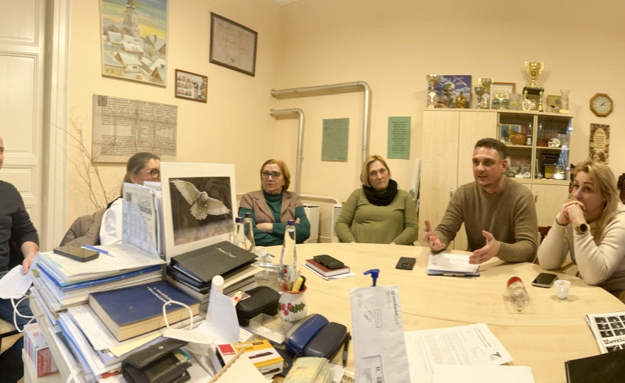 A munka nem áll meg